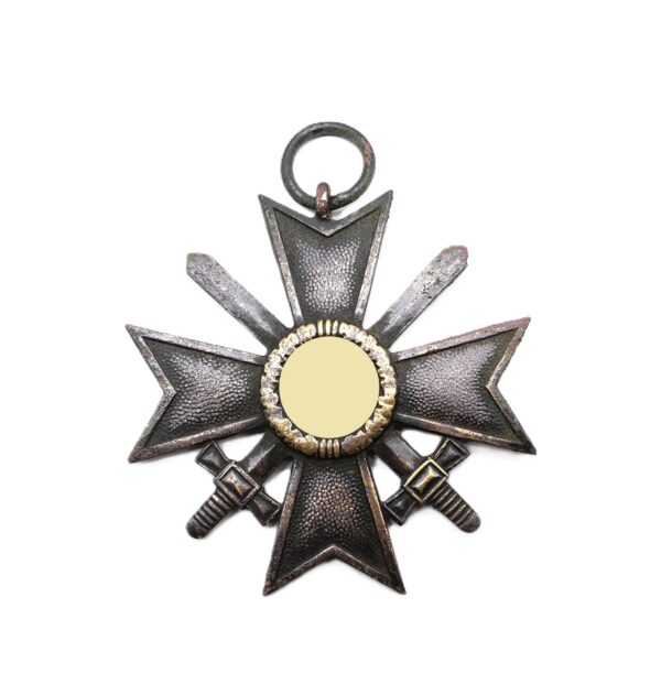 Kriegsverdienstkreuz 2. Klasse mit Schwerter – Hersteller 73 ( Franz Manert, Gablonz) – KVK – Bodenfund